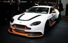 Vantage GT3特别版配备了宽碳纤维车身套件带有改进的侧裙