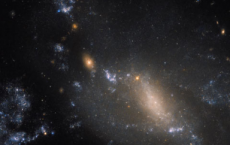 哈勃太空望远镜观看两个星系合并 NGC 3447