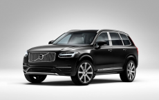 驾驶沃尔沃XC90在零下40度的瑞典冰冻湖面上