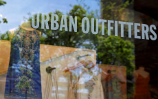 Urban Outfitters预测由于复苏缓慢 同店销售额将下降60％