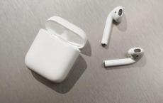 因为他们是首款具有可弯曲硅胶尖端的AirPods